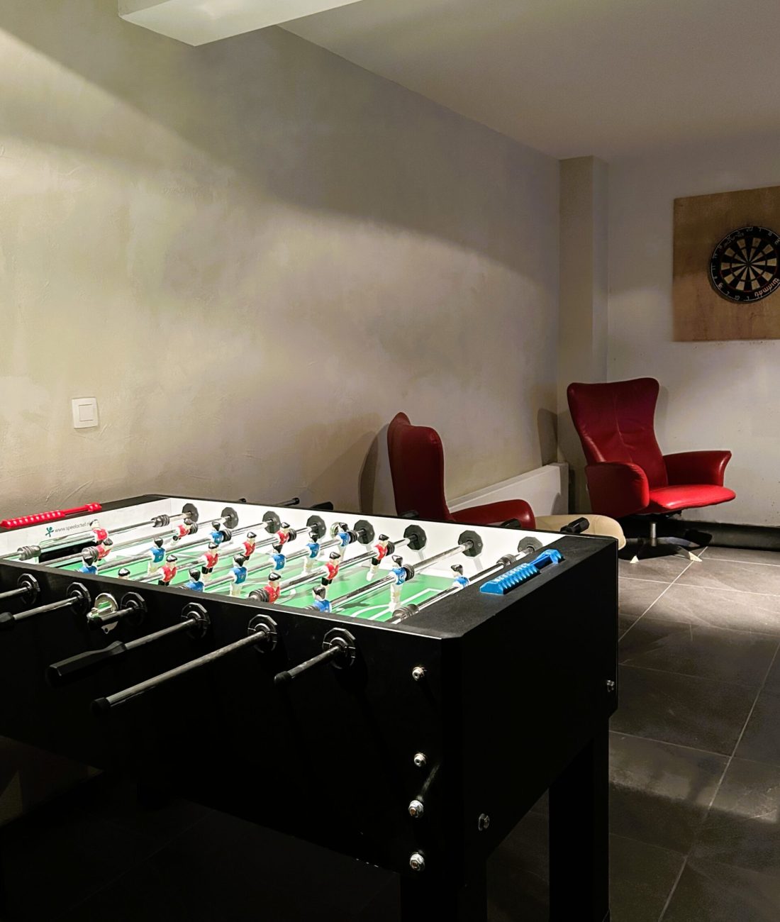 Speelruimte/bar met kicker, darts en pingpongtafel