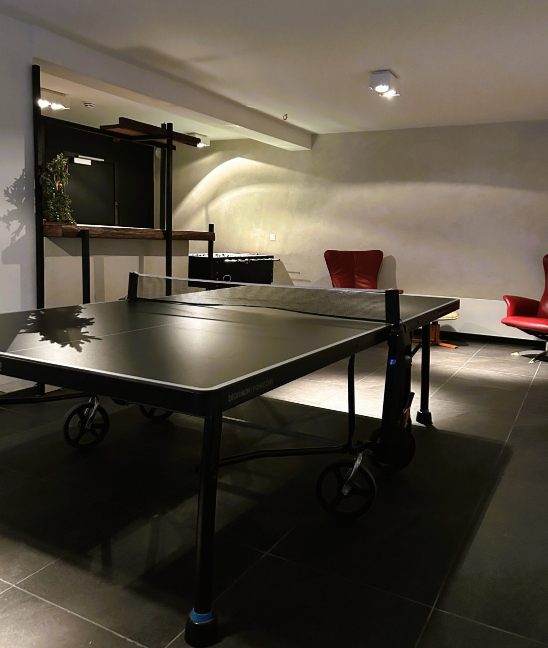 Speelruimte/bar met kicker, darts en pingpongtafel